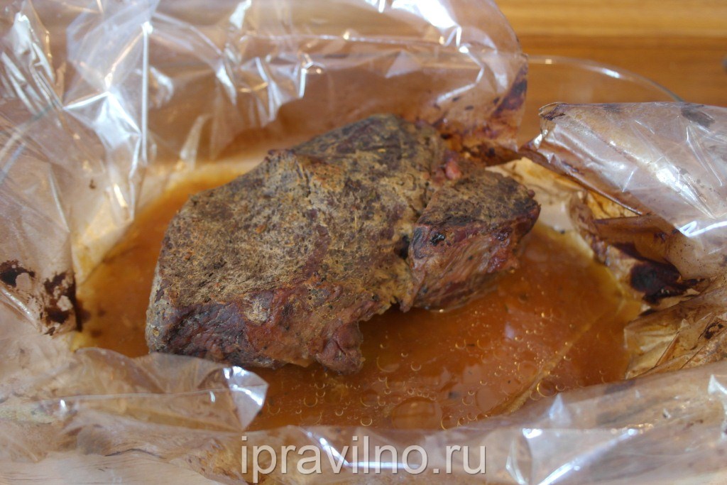 Wyjąć mięso z powrotem do piekarnika na 20 minut, tak aby wołowina była pokryta małym kruchym mięsem