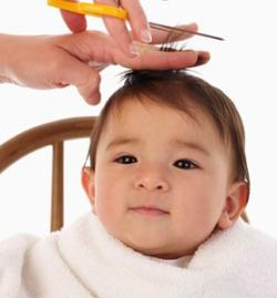 Para hacer esto, almacene un poco de paciencia y tiempo, y también explore la lista de las herramientas que puede usar para crear el primer peinado de su hijo